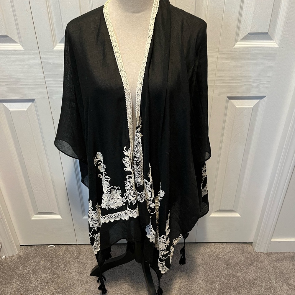 Marcus Adler one size Black and White Lace Kimono